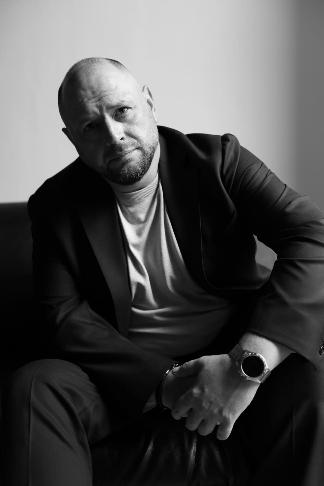 Александр Корвин слушает собеседника