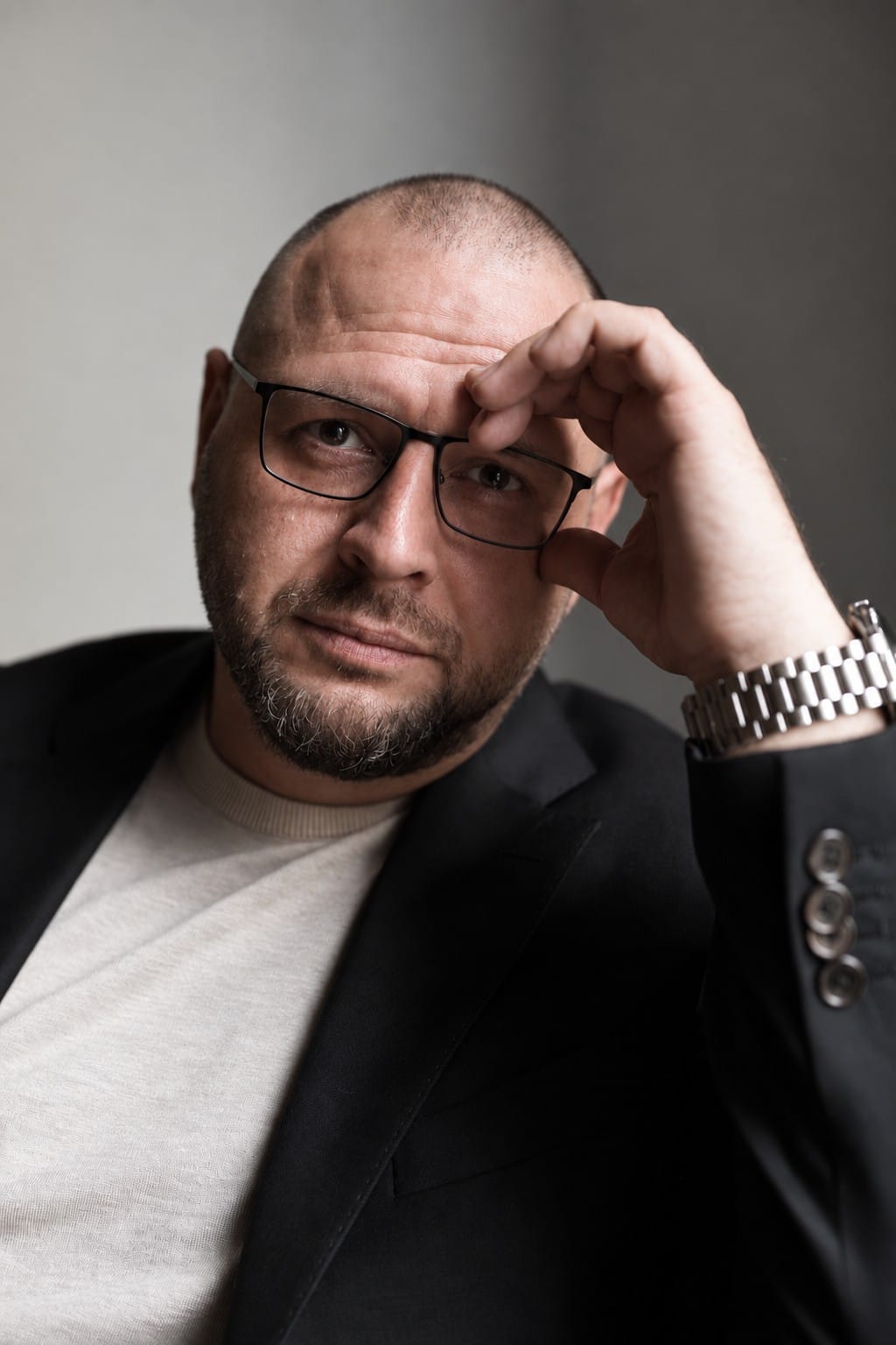 Александр Корвин в очках, рука у виска
